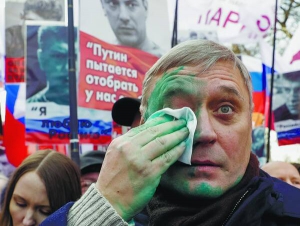Російського опозиційного політика, колишнього прем’єр-міністра Михайла Касьянова на марші невідомий облив зеленкою. Нападника затримала поліція. Касьянов продовжив участь у ході
