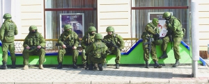 ”­Зелені чоловічки” — підрозділи російських регулярних військ — відпочивають на вулиці Карла Маркса у Сімферополі 28 лютого 2014 року