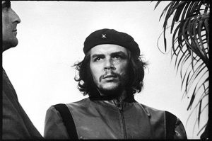 Самый известный снимок революционера Че Гевары на митинге. Автор фото - Альберто Корда