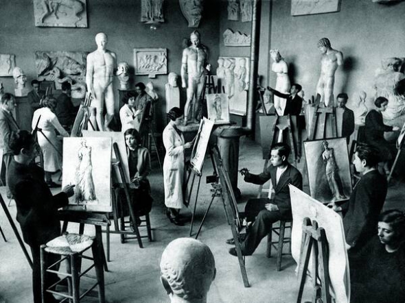 11 березня 1934 року студенти Стамбульської академії мистецтв малюють знайдені під час розкопок на околицях міста античні статуї. До 1926-го в навчальному закладі викладали тільки архітектуру. Панівною релігією в країні було мусульманство, яке забороняє будь-які зображення людей