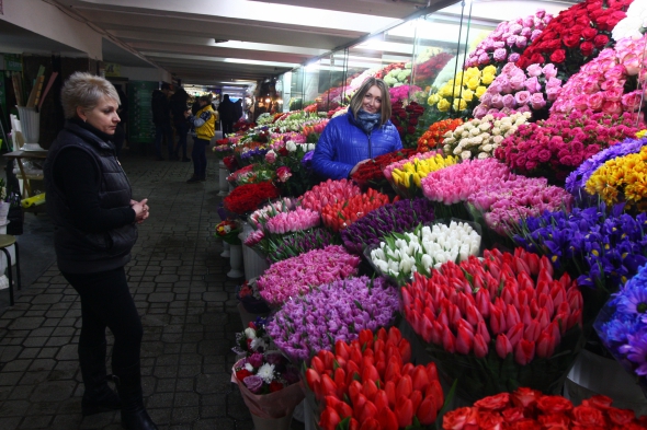 Тюльпани у переході на Майдані Незалежності продають по 20 грн