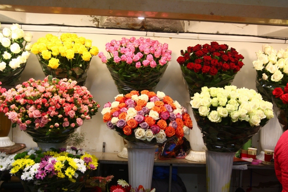 "Часто чоловіки купують своїм жінкам букети за 5-6 тисяч гривень" - продавець квітів.