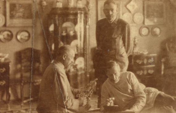 Густав Бриллинг и Вячеслав Коренев (сидят) после открітия Народного музея в Виннице в 1919 році