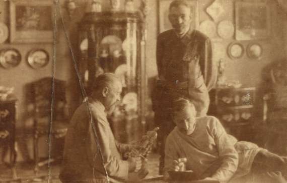 Густав Брілінг і В'ячеслав Коренєв (сидять) в перші дні після відкриття Народного музею у Вінниці в 1919 році