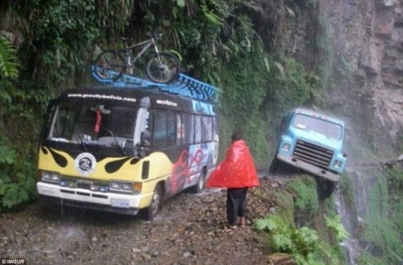 автобус с туристами и грузовик чуть не сорвались с горной дороги в Боливии