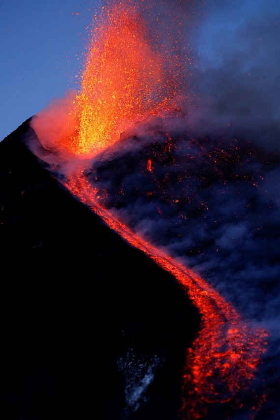 Извержение вулкана Этна на острове Сицилия. Италия, 28 февраля 2017