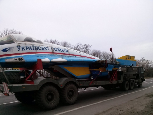 Транспортировка самолета без крыльев в Запорожье