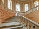 Парадні Мармурові сходи маєтку графа Кушельова-­Безбородька XVIII століття у російському Санкт-Петербурзі. Має 29 квартир. Окрім традиційних для таких комплексів басейнів, закритих спа-комплексів, гаражів та охоронців, у деяких квартирах є, наприклад, ліфт для автомобіля 