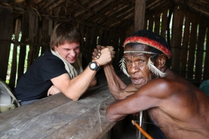 Мандрівник і телеведучий Дмитро Комаров змагається на руках із вождем племені папуасів Ялі на острові Нова Гвінея в Індонезії