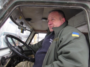 Старший сержант 72-ї окремої механізованої бригади, командир роти піхоти Сергій Кравченко: ”Хлопцям по 18–20 років. Часто не контролюють себе — ні в словах, ні у вчинках. Не знають, що тут роблять. Підписали контракт і прийшли без мети. Це — зламані людські долі. Війна їх перемолотить”