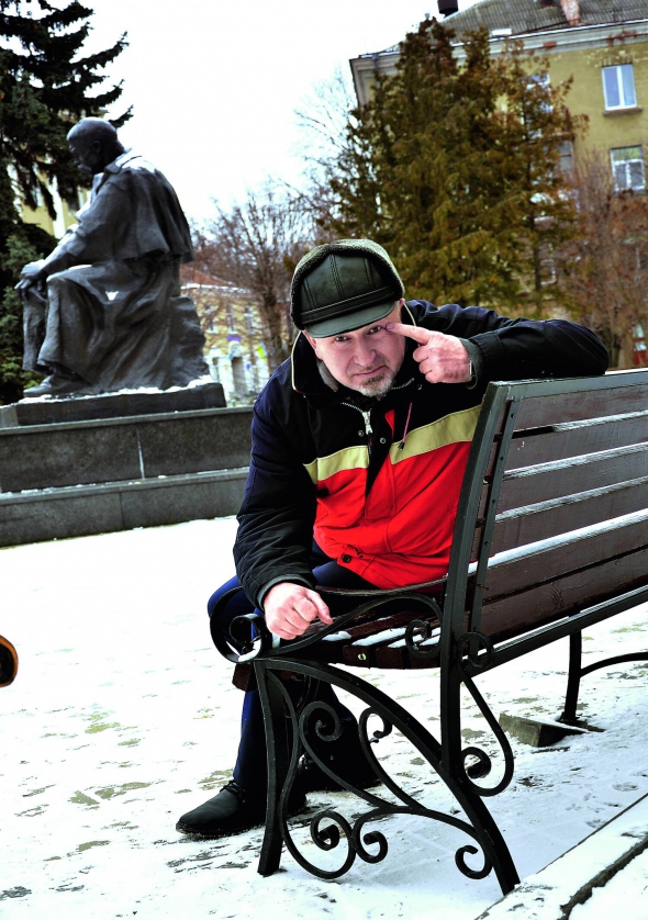 Олександр ВІЛЬЧИНСЬКИЙ, 54 роки, письменник, журналіст, викладач. Народився 2 січня 1963-го в селі Купчинці Козівського району Тернопільської області. Мати працювала вчителем хімії у школі, батько – ветлікарем у колгоспі. Закінчив факультет журналістики Львівського державного університету імені Івана Франка. П’ять років жив у Одесі, 10 років очолював газету ”Тернопіль вечірній”, працював у прес-службі міськради, шеф-редактором газети ”Академія”. Вісім років був депутатом міської ради. Викладає в Тернопільському педагогічному університеті імені Володимира Гнатюка теорію і методику журналістської творчості. ”Подобається, що маю довгу літню відпустку. Золотий час, бо можна рибалити”. Видав дев’ять книжок. За роман ”Останній герой” 2004-го отримав Гран-прі всеукраїнського конкурсу романів та кіносценаріїв ”Коронація слова”. Дружина Тетяна – декан факультету філології і журналістики Тернопільського педагогічного університету імені Володимира Гнатюка. Син 29-річний Андрій – директор фірми ”Будівельний альянс” у Львові. Внукові Дмитрові – 2 роки