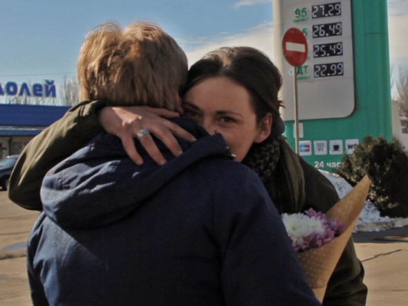 Олена Дворецька зустрілася з дочкою, молодшим лейтенантом ЗСУ Вікторією, у місті Курахове на Донеччині. Неподалік із квітня 2016 року дислокується батальйон "Айдар"