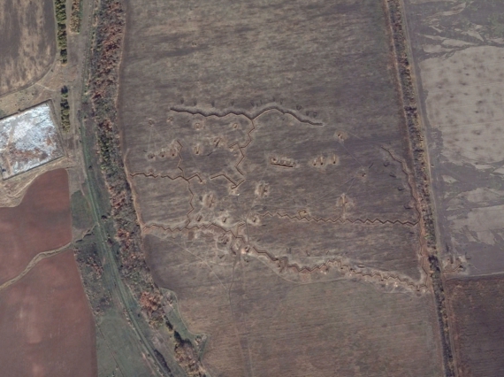 На знімках добре видно позиції, системи окопів, бліндажів та бойові позиції крупнокаліберної артилерії