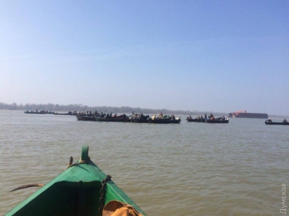 Рибалки перекрили судноплавну частину Дунаю