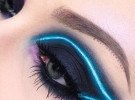 Весенний тренд макияжа - неоновые стрелки