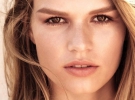 Німецька топ-модель Анна Еверс стала обличчям нової колекції макіяжу бренду Chanel