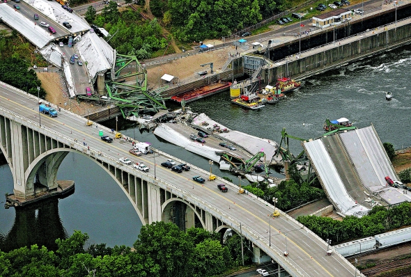 Міст в американському місті Міннеаполіс на другий день після руйнування, серпень 2007-го. Звели 1967 року. Причиною падіння стала недостатня товщина металевих з’єднувальних секцій. За рік на цьому місці збудували новий міст