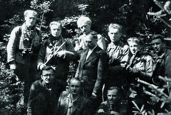 Провідник ОУН Степан Бандера з кур’єрами, які готуються до відправки в Радянську Україну, початок 1950-х