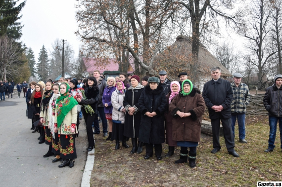 Жителі села Моринці на вшануванні пам'яті Тараса Шевченка