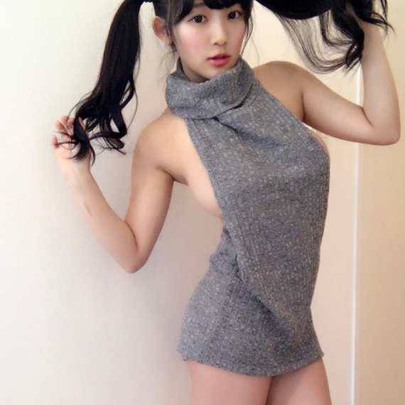 Модель из Японии подорвала сеть обнаженными фото в свитере