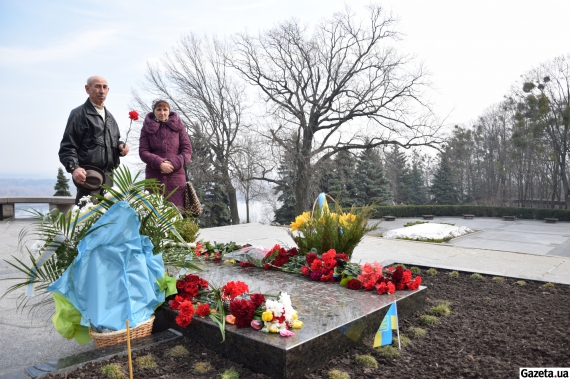 Посетитель Василий Герасименко пришел к могиле Шевченко