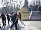 Марина Порошенко разом з обласними начальниками іде до могили Шевченка, щоб покласти квіти
