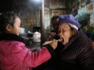 Уход за больными бабушками взяла на себя 5-летняя китаянка