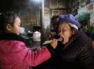 Уход за больными бабушками взяла на себя 5-летняя китаянка