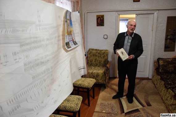 Микола Лисенко показує свою книгу "Коріння Шевченкового роду"