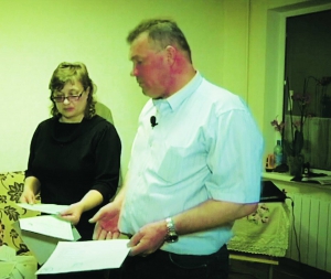 Наталія та Сергій Дем’яненки з Києва показують документи на квартиру. 2010-го отримали її від мерії міста напередодні Дня вчителя