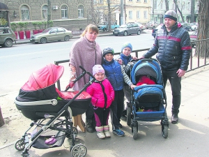 В доме разместились 30 семей с детьми. 