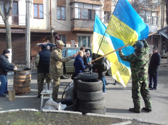 учасники пікету під СБУ у Вінниці збираються і переїжджають під будівлю ОДА