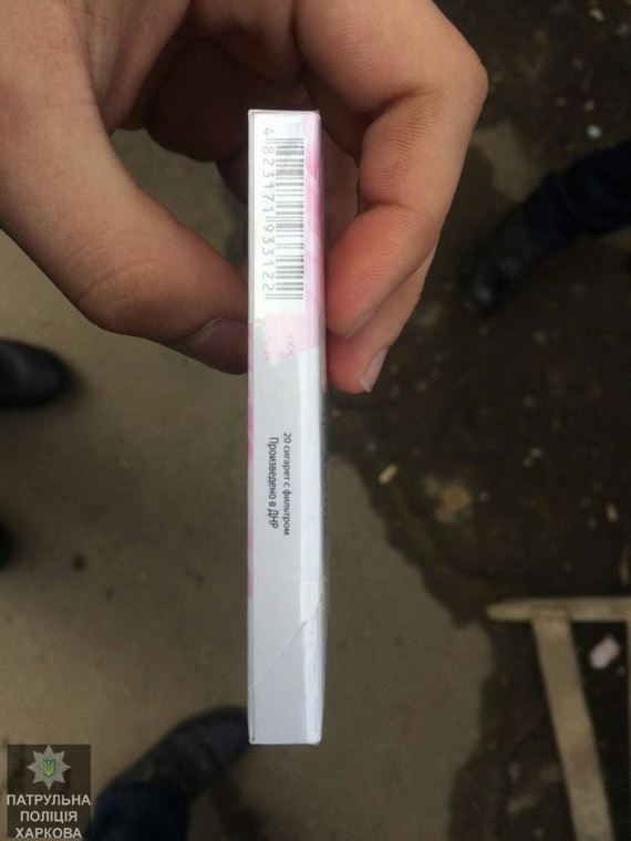 Цигарки ДНР продавали біля метро