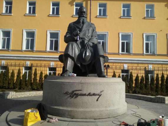 В центре Киева обокрали памятник Грушевскому