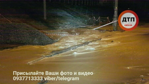 Прорыв трубопровода на ул. Борщаговской
