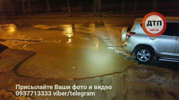 Прорив трубопроводу на вул. Борщагівській