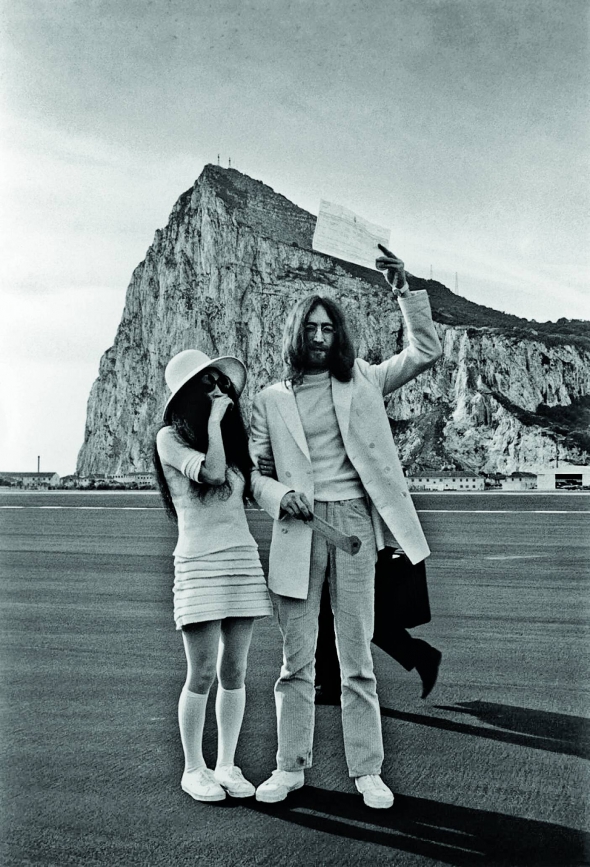 20 березня 1969-го в британському консульстві колонії Гібралтар на півдні Іспанії зареєстрували шлюб музикант гурту The Beatles 29-річний Джон Леннон і художниця Йоко Оно, 36 років. Наречена була одягнута в крислатий капелюх, білі кросівки, гольфи до колін, міні-спідницю, білу сорочку з довгими рукавами та великі окуляри. Він – у білих кросівках, блакитних джинсах, светрі та піджаку. Вперше вони побачилися за три роки до цього – на виставці Йоко в Лондоні. Після одруження Джон додав прізвище дружини до свого. Через рік залишив гурт і почав виступати з Оно з антивоєнними концертами