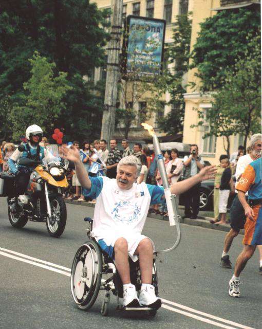 Николай Подрезан 5 июля 2004 года в Киеве нес факел Всемирного марафона олимпиады