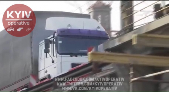 Шулявський шляхопровід відпочив: мостом пустили фури