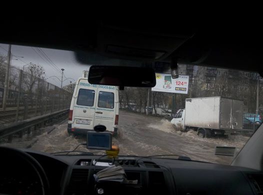 Підтоплена вул. Борщагівська через прорив трубопроводу