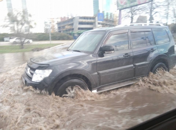 Підтоплена вул. Борщагівська через прорив трубопроводу