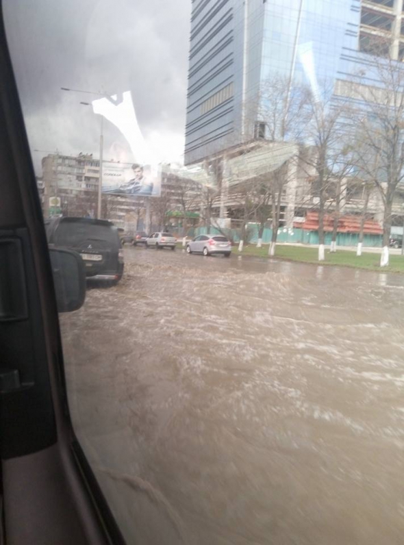 Підтоплена вул. Борщагівська через прорив трубопроводу