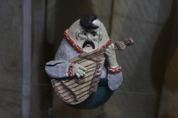 Традиційні японські ляльки окіаґарі-кобоші роблять із пап’є-маше. Усередині мають магніт. Завдяки йому перевалюються, як ”неваляйки”