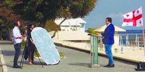 Міхеіл Саакашвілі записує телевізійне звернення до грузинського народу на одеському пляжі ”Дельфін” 8 жовтня 2016 року. Цього дня у Грузії проходили пар­ламентські вибори. Тодішній губернатор Одещини планував повернутися після них у Грузію. Але його партія програла