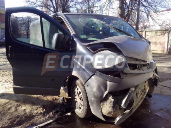 ДТП у Києві: водій збив пішохода і влетів у будівлю