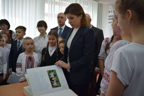 Перша леді Марина Порошенко заповнила сторінки національного проекту "Книга миру" із полтавськими школярами.