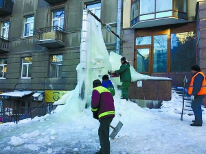 Коммунальщики бензопилами срезали 7-метровую ледяную глыбу после порыва водопровода