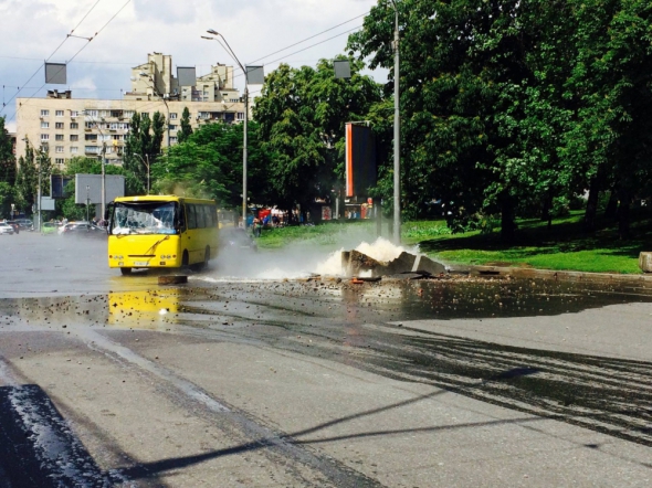 На вул. Лыбедской в Киеве прорвало трубу с горячей водой