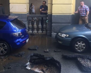 На вулиці Прорізній, 13 фонтан гарячої води пробив асфальт