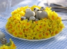 Великодні декорації роблять з жовтих квітів